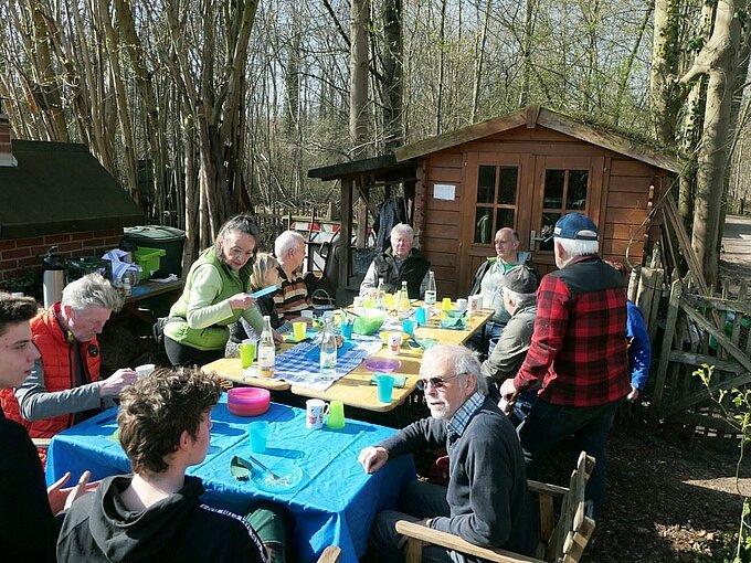 Ohne Mampf, kein Kampf. Die Aktiven stärken sich beim gemeinsamen Mal. Foto: NABU Willich